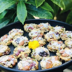 (250gr) BÁNH HẠT DINH DƯỠNG HEALTHY MÓN ĂN VẶT LÀNH MẠNH CỰC KỲ LẠ MIỆNG THƠM NGON VÀ TỐT CHO SỨC KHOẺ ( HẠNH NHÂN LÁT HẠNH NHÂN NGUYÊN HẠT ÓC CHÓ ĐỎ HẠT DIỀU HẠT BÍ XANH HẠT HƯỚNG DƯƠNG NHO KHÔ DỪA SỢI MÈ)