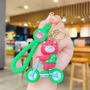 พวงกุญแจรูปการ์ตูนหมีสตรอเบอร์รี่น่ารักที่ห้อยกระเป๋าน่ารักสำหรับผู้หญิงประณีตโซ่กุญแจรถที่นิยมในโลกออนไลน์เครื่องประดับแบบแขวนตุ๊กตาขนาดเล็ก