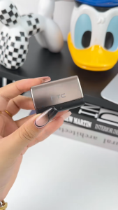 HTC NE67 หูฟังแปลภาษา AI บลูทูธ รองรับการแปลภาษา 134 ภาษา ฟังก์ชันการแปลสองทางพร้อมกัน ดีไซน์กันน้ำระดับ IPX4 เหมาะสำหรับการเดินทางเพื่อธุรกิจทั่วโลกและการเรียนรู้ภาษา