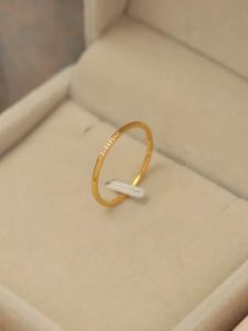 Nhẫn Kim Loại Titan Màu Vàng 18K Không Phai Màu Nhẫn Ngón Tay Nữ Thiết Kế Thanh Lịch Đá Quý Nhỏ Đồ Trang Sức Thời Trang