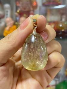Mặt dây chuyền đá thạch anh tóc vàng thiên nhiên hình giọt nước may mắn