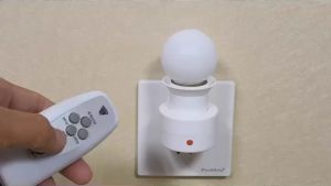 Đèn điều khiển từ xa ánh sáng vàng ấm với 3 chế độ sáng chức năng hẹn giờ tắt với 3 mốc thời gian công suất 9W. Có bóng đèn đi kèm