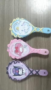 👩‍🦰 เก็บเข้ากรุด่วนๆ หวี ลายการ์ตูน มาใหม่ งานน่ารักๆ ติดแกรมนิดๆ ขนาด 18.7×9.2 cm