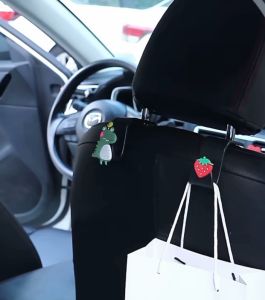 CT ✨🚗ตะขอแขวนหลังรถ ตะขอเกี่ยวของอเนกประสงค์ ลายการ์ตูนลายผลไม้ ตะขอแขวนของในรถ ตะขอแขวนหลังเบาะ🚗✨(1ชิ้น)