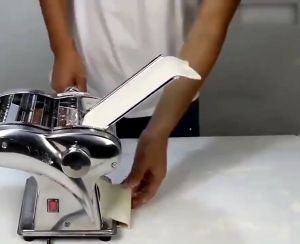 Mesin Pembuat Pasta Tekan Tangan Manual Pengaturan Ketebalan yang Dapat Disesuaikan Pembuat Mie dengan Rol Paduan Aluminium yang Dapat Dicuci dan Pemotong Spaghetti Fettuccini Lasagna Sempurna