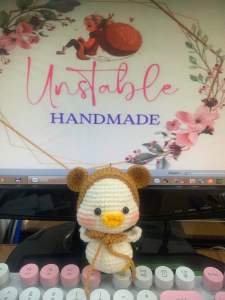 Móc khóa Chú vịt đội mũ gấu bằng len