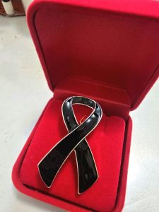 เข็มกลัดที่ระลึก ริบบิ้นไว้อาลัย สำหรับติดเสื้อ เสื้อโปโล เสือยืดชุดทำงาน ชุดเดรส หรือ ชุดยูนิฟอร์ม