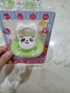 Núm ti giả cho trẻ sơ sinh đầu tròn hình gấu trúc có hộp cho bé