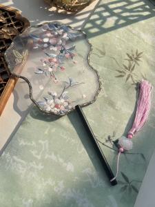 Mũi Trang Trí Quạt Thêu Hình Hoa Hồng Nhỏ Màu Trắng Ban Mai Phong Cách Trung Hoa Mới Bằng Vải Lụa Thủ Công Trung Quốc