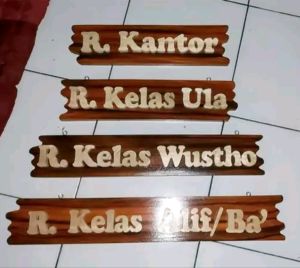 papan nama ruangan kayu Huruf timbul