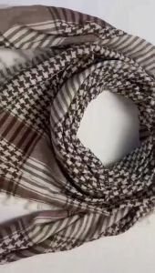 Sorban Taktikal Latar Putih Premium: Aksesoris E-Commerce Berkualitas Tinggi