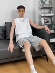 ผู้ชายในฤดูร้อน: กางเกงขาสั้นลายตารางหมากรุก ความรู้สึกให้กลุ่มถนนสูงหลวม กางเกงห้าจุดขากว้าง อินเทรนด์