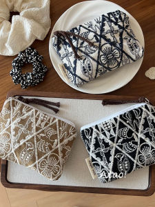 Retro Artistic Handmade Cotton Linen Embroidered Coin Purse Card Holder Storage Bag Mini Earphone Bag Simple Design Womens