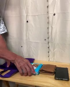 กระเป๋าผ้าหูรูดสีม่วง สำหรับใส่มือถือ ของจุกจิก