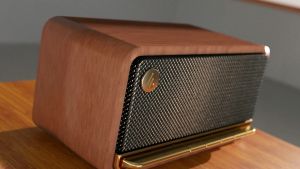 Loa Bluetooth 5.0 EDIFIER MP230 | Thiết kế cổ điển | Vỏ gỗ chống dội âm |  Âm thanh strereo Thời lượng pin 10h Playtime | Bảo Hành 15 Tháng