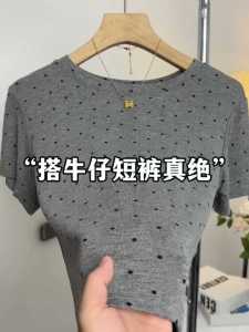 เสื้อยืดคอกลมแขนสั้นลายจุดสไตล์ฝรั่งเศสสำหรับผู้หญิง เสื้อผ้าทำงานสไตล์เกาหลี ทรงตรง ฤดูร้อน 2024