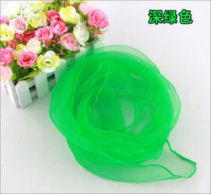 ผ้าพันคอไหมสีแดงโปร่งใสสำหรับการแสดงของเด็ก ผ้าพันคอสี่เหลี่ยมเล็กแบบหลายช่องทางสำหรับฤดูใบไม้ผลิและฤดูหนาว