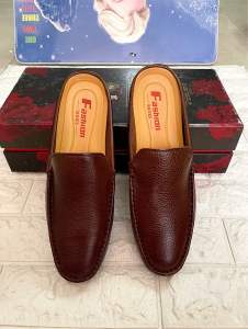 Giày sục nam da bò nguyên tấm..thiết kế thoáng mát..đế cao su non mềm mạichống trơn trượt.bảo hành một năm