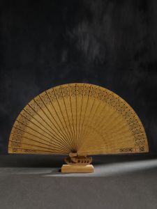 สไตล์จีนใหม่ทอง ผ้าไหม พัดลมพับไม้ไผ่แกะสลักกลวงสําหรับ < Ne1> Pochong แบบดั้งเดิม < Ne2> ของขวัญผู้ชายและผู้หญิง