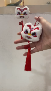 DAKENA - Gantungan Kepala Barongsai Fluffy – Dekor Imlek Hoki Lucu untuk Tas & Mobil