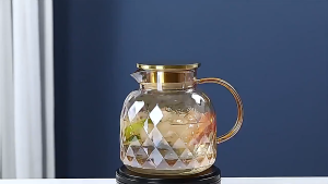 Golden glass cold water pitcher with stainless steel spout. Diamond-pattern borosilicate glass mug. Water outlet of the saucepan. Hot drinks. Cold drinks. Juice. Tea filter. Lid.