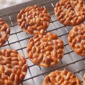 ถั่วทอดแผ่นโบราณ เม็ดใหญ่ สดใหม่กรอบอร่อยขนม ถั่วแผ่นทอด หอมหวาน มัน อร่อย ขนมทานเล่น ถั่วทอดชาววัง