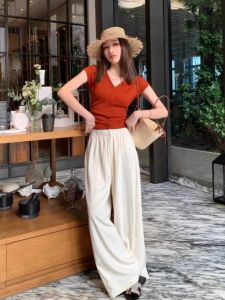 เสื้อคาร์ดิแกนถักคอวีแขนสั้นทรงเข้ารูปสีส้มแดงสำหรับผู้หญิงในฤดูร้อน เสื้อยืดสไตล์ฝรั่งเศสที่หรูหราและมีเอกลักษณ์เฉพาะตัว