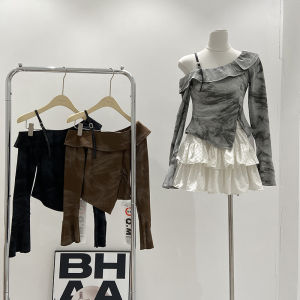 เสื้อยืดแขนยาวทรงสลิมฟิตสไตล์อเมริกันสำหรับผู้หญิงในฤดูใบไม้ร่วงปี 2024 ดีไซน์ใหม่พร้อมแถบสีสดใสและกระโปรงสั้น