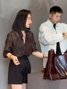 เสื้อเชิ้ตแขนยาวลายดอกไม้สไตล์ย้อนยุคสำหรับผู้หญิง ฤดูใบไม้ร่วงปี 2024 เสื้อเชิ้ตคอโปโลทรงหลวมสบายๆ สไตล์เรียบง่าย