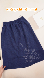Chân váy thiết kế đơn giản dễ phối với chất liệu Đũi Vân Mây mộc mạc và mềm mịn CV4Y1017 Thời trang Thiều Hoa
