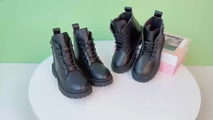 🚊รองเท้าบู๊ทเด็กสีดำสตรี เชือกผูก ซิปข้าง รองเท้ามาร์ตินเท่ๆ ไซส์ 28-35 รองเท้าบู๊ทนู้ดแฟชั่นพื้นหนา~จัดส่งจากประเทศไทย
