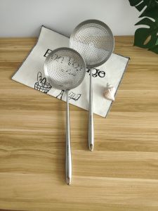 Large Stainless Steel Deep Strainer Spoon for Home Use One-Piece Deep Fry Dumpling And Noodle Retrieval Oil Filtering Spoon