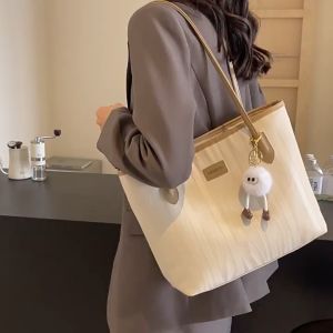 Fashion Large Capacity Retro Tote Bag Womens Shoulder Bag With Pendant Fashion Simple Hand Bag