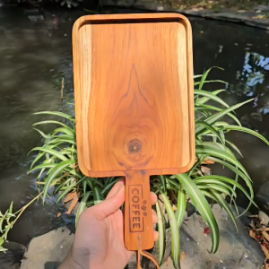 ถาดไม้สัก ถาดไม้ใส่อาหาร ถาดไม้ด้ามจับ มีสายห้อย ผลิตจากหนังวัวแท้ ถาดเสิร์ฟแบบมีด้ามจับ ถาดไม้ ไม้สัก ขนาด กว้าง15ซม. ยาว29ซม.  หนา2ซม.