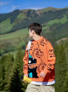 แขนยาวการพิมพ์แฟชั่น คอกลมหลวมๆสตรีทสไตล์สุดเทรนดี้ อเนกประสงค์แขนยาว ยูนิเซ็กซ์