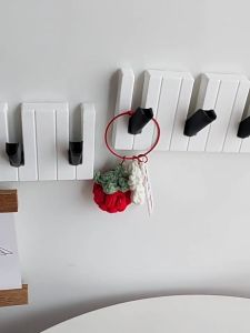 ตะขอแขวนสแตนเลสลายเปียโน แขวนได้หลายทิศทาง พร้อมช่องเก็บของ