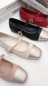 น่ารักไปไหมกับรองเท้าแมรรี่เจน ประดับด้วยเข็มขัดดอกไม้สีทอง วัสดุเป็นพื้นยาง ไม่ลื่น Mary Janes