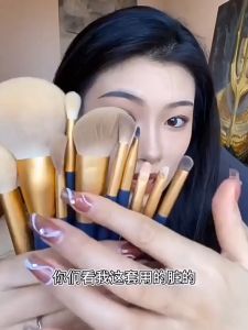 แปรงแต่งหน้า 12 ชิ้น พร้อมกล่องเก็บ ชุดแปรวแต่งหน้า แป้งปัดแก้ม แปรงอายชาโดว์