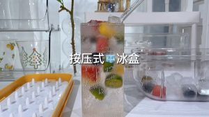 ถาดแม่พิมพ์น้ำแข็ง2ชั้น กล่องใส่น้ำแข็ง แถมฟรีที่ตัดน้ำแข็ง ใช้งานง่าย บีบเบา ๆ เพื่อเอาก้อนน้ำแข็งออกได้ง่ายมี 3 สี ถาดน้ำแข็ง 2ชั้น