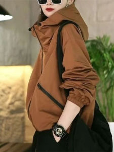 เสื้อแจ็คเก็ตทรงเข้ารูปสีน้ำตาลสำหรับผู้หญิง ฤดูใบไม้ผลิ 2025 ทรงเข้ารูปสไตล์ทำงาน เสื้อคลุมกันหนาวแบบสวมหัว