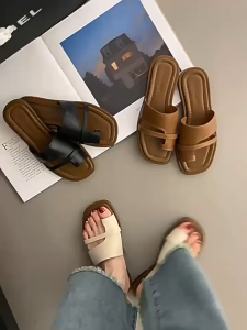 Women’s flip-flops 2025 new summer Korean version retro minimalist style slip-on Roman sandals to match with skirts.