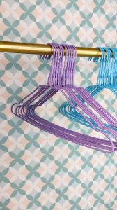 hanger plastik warna (isi 10)