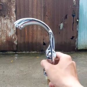 Vòi Lavabo rửa mặt dáng thiên nga thân vòi mạ crom sáng bóng chân ren đồng thau.