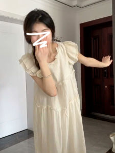 ชุดเดรสยาวแขนพองสีขาวสไตล์ฝรั่งเศส ทรงเอ เดรสยาวผู้หญิงฤดูร้อน 2024 ชุดนางฟ้าชายหาด กระโปรงทรงเอ แขนกุด คอวี ไม่มีซิป