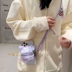 【JIOJIO Store】￼พร้อมส่ง！Fashionกระเป๋าสะพายข้างใส่หูฟัง กระเป๋าห้อยโทรศัพท์ได้ทุกๆรุ่น ตั้งมือถือได้ น่ารักตุ๊กตาการ์ตูน สายสะพายปรับได้