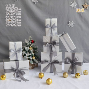 กล่องของขวัญสีเงินตกแต่งวันคริสต์มาส กล่องของขวัญสำหรับงานปีใหม่ กล่องของขวัญสำหรับโชว์รูมรถยนต์ ตกแต่งหน้าร้าน ของตกแต่งสำหรับร้านขายของขวัญ