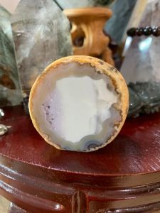 Agate stone polished with lavender amethyst 不同层次玛瑙结晶,边框是朵朵🌸花玛瑙环绕。