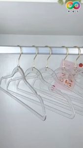 Rainbeau ไม้แขวนเสื้อ และ ไม้แขวนผ้า กลิตเตอร์ สีทอง วัสดุ PET แข็งแรง รับน้ำหนักกางเกงยีนส์ตัวใหญ่ๆได้ 1 ชิ้น เป็นของ Acrylic Clear Hangers with Glitter ที่มีสีทอง