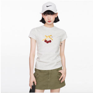 เสื้อยืดแขนสั้นทรงเข้ารูปสีม่วงลายส้มสำหรับผู้หญิงในช่วงฤดูร้อนปี 2025 คอกลมแขนสั้นทรงเข้ารูปแฟชั่นระบายอากาศได้ดี