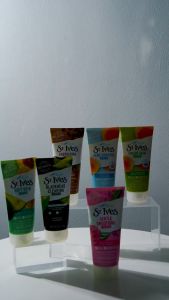 Sữa rửa mặt tẩy tế bào chết St. Ives (170g) dịu nhẹ sạch sâu cấp ẩm se khít lỗ chân lông